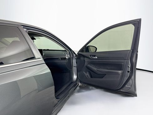 Used 2024 Nissan Altima 2.5 SV w/ SV Premium Package FWD image 32