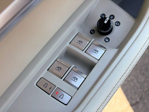 Used 2019 Audi e-tron Premium Plus image 8