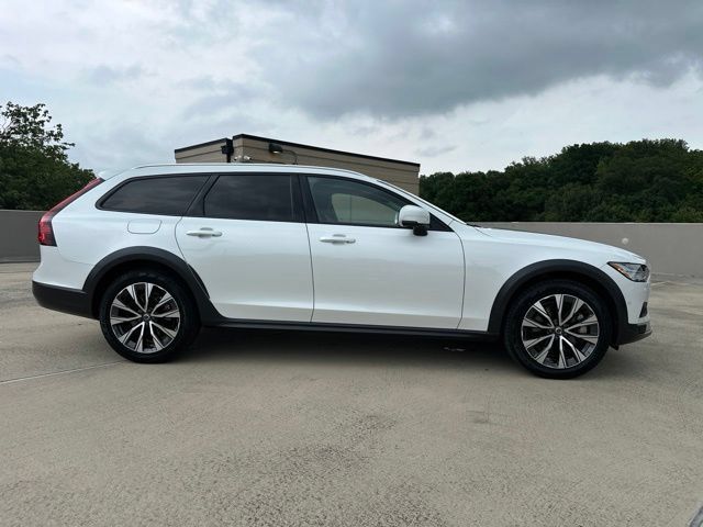 Certified 2025 Volvo V90 B6 Cross Country Plus AWD/4WD image 10
