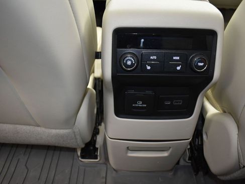 Used 2021 GMC Acadia Denali w/ Denali Technology Package image 18