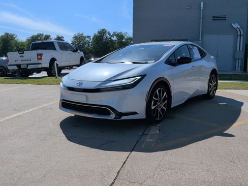 Used 2025 Toyota Prius Plug-In Hybrid FWD image 5
