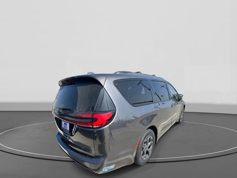 Used 2021 Chrysler Pacifica Limited w/ Uconnect Theater Family Group image 6