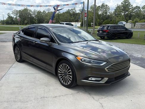 Used 2017 Ford Fusion SE w/ Fusion SE Technology Package FWD image 3