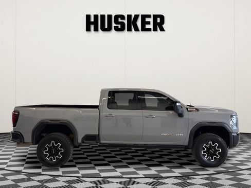 Used 2024 GMC Sierra 2500 AT4X image 2