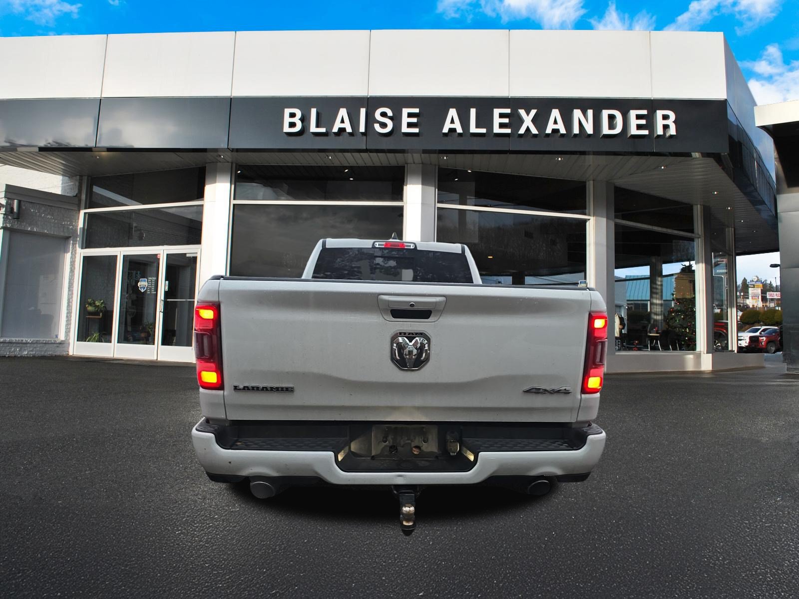 Used 2023 RAM 1500 Laramie AWD/4WD image 3