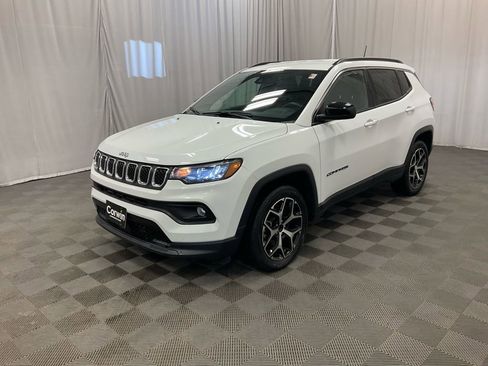 Used 2024 Jeep Compass Latitude image 8