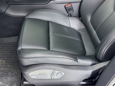 Certified 2025 Porsche Macan image 13