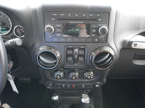 Used 2018 Jeep Wrangler Unlimited Sahara w/ Connectivity Group AWD/4WD image 8