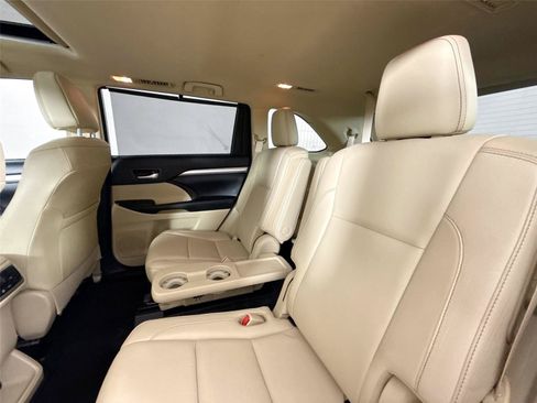 Used 2017 Toyota Highlander XLE FWD image 29