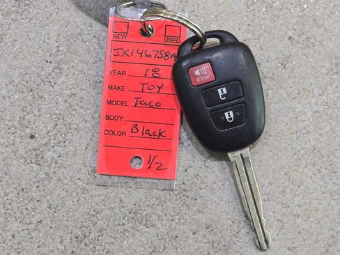Used 2018 Toyota Tacoma SR5 AWD/4WD image 32