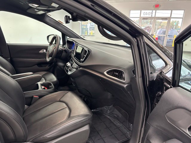 Used 2025 Chrysler Pacifica Select FWD image 24
