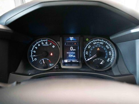 Used 2017 Toyota Tacoma TRD Off-Road w/ Premium & Technology Package AWD/4WD image 17