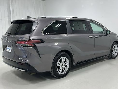Used 2023 Toyota Sienna Limited image 6