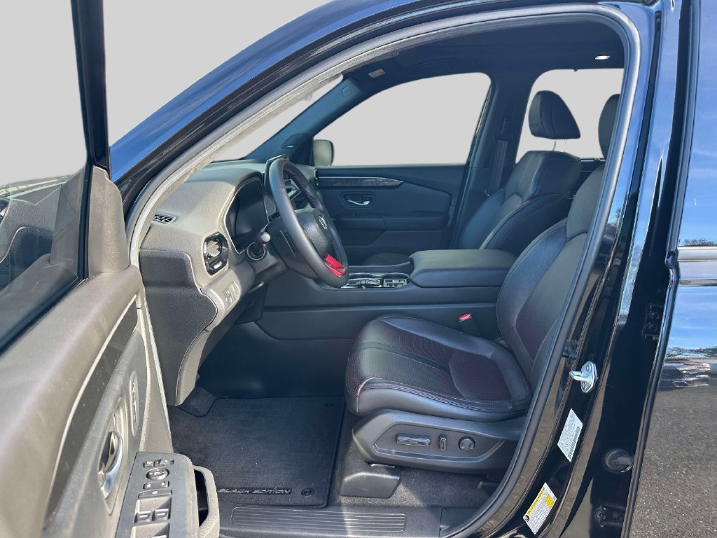 Used 2025 Honda Pilot Black Edition image 15