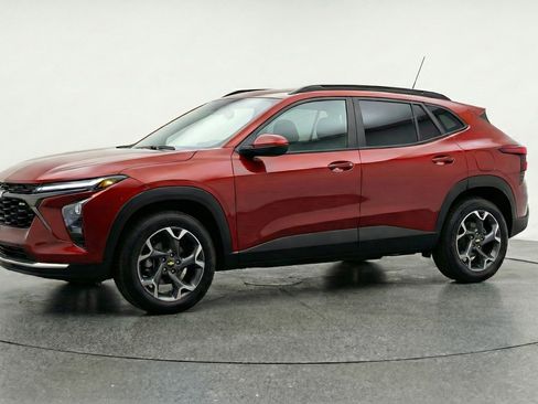 Used 2025 Chevrolet Trax LT image 3