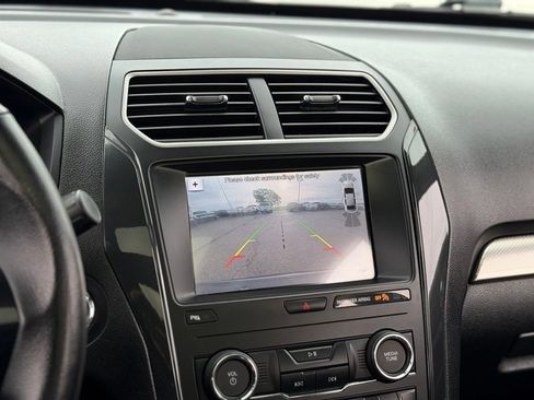 Used 2019 Ford Explorer XLT w/ Equipment Group 202A AWD/4WD image 4