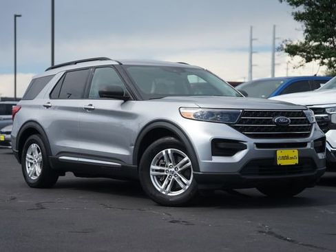 Used 2022 Ford Explorer XLT RWD image 2