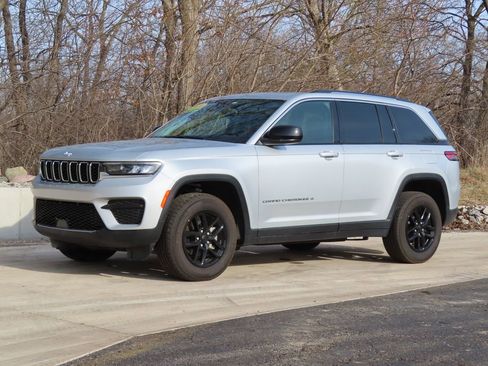 Certified 2024 Jeep Grand Cherokee Laredo X image 8