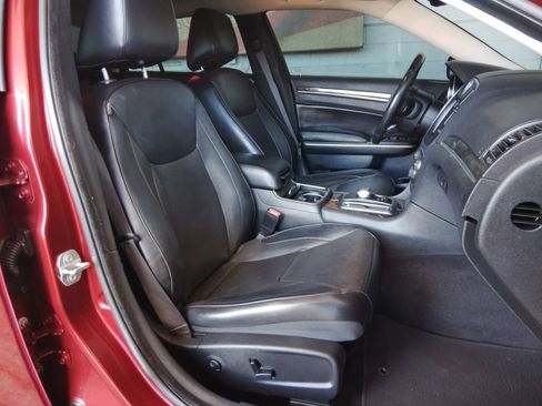 Used 2020 Chrysler 300 Limited RWD image 12