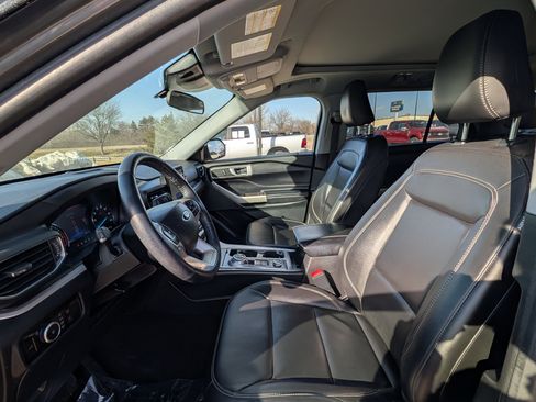 Used 2023 Ford Explorer XLT w/ Equipment Group 202A image 10