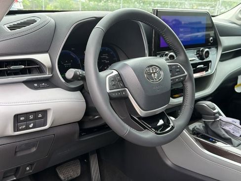 New 2026 Toyota Highlander Limited AWD/4WD image 19