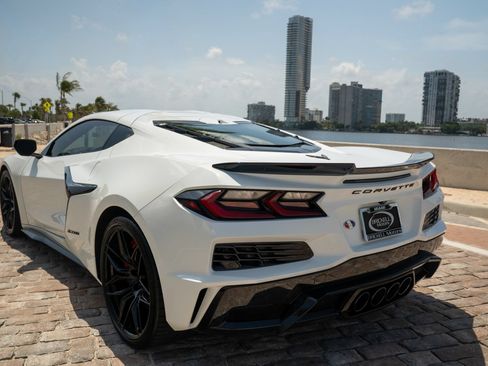 Used 2025 Chevrolet Corvette Z06 w/ Stealth Interior Trim Package RWD image 9