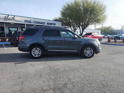 Used 2017 Ford Explorer XLT image 2