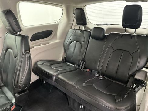 Used 2023 Chrysler Pacifica Touring-L image 25