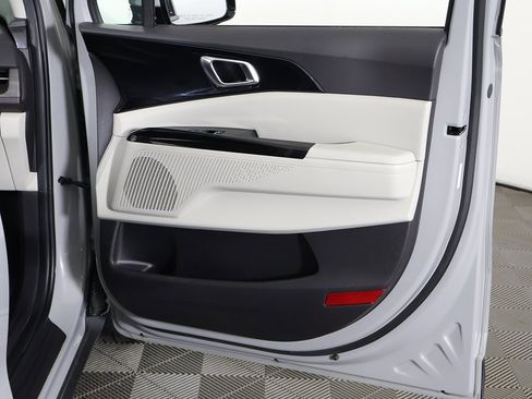 Used 2024 Kia Carnival EX image 25