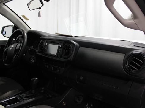 Used 2017 Toyota Tacoma SR RWD image 18