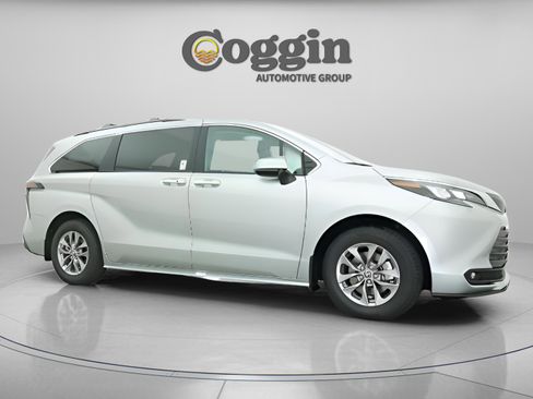 Used 2025 Toyota Sienna XLE image 23
