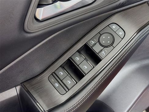 Used 2025 Nissan Rogue SV AWD/4WD image 18