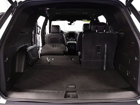 Used 2023 Chevrolet Traverse LT w/ Rear Camera Mirror Package image 31