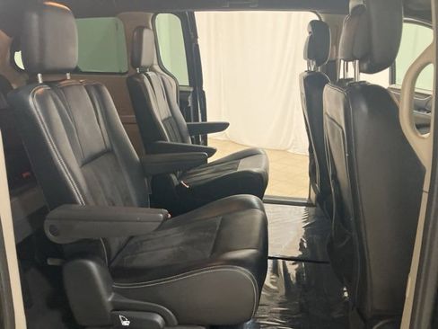 Used 2019 Dodge Grand Caravan SXT image 23