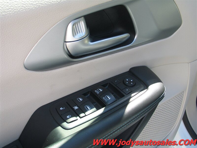 Used 2017 Chrysler Pacifica Touring Plus FWD image 3