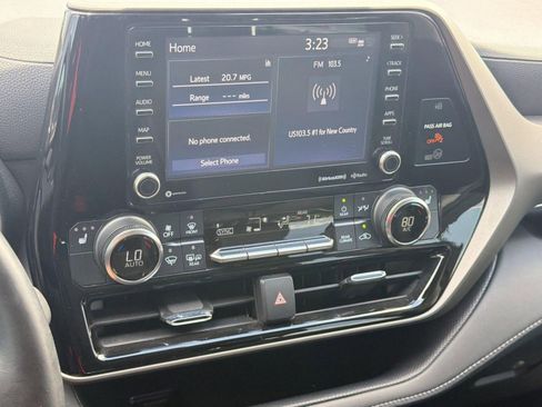 Used 2022 Toyota Highlander XLE image 24