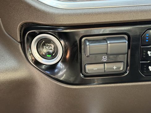 Used 2022 Chevrolet Silverado 1500 LTZ AWD/4WD image 24