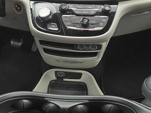 Used 2024 Chrysler Pacifica Touring-L FWD image 24
