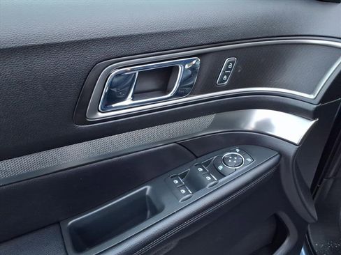 Used 2018 Ford Explorer XLT image 11