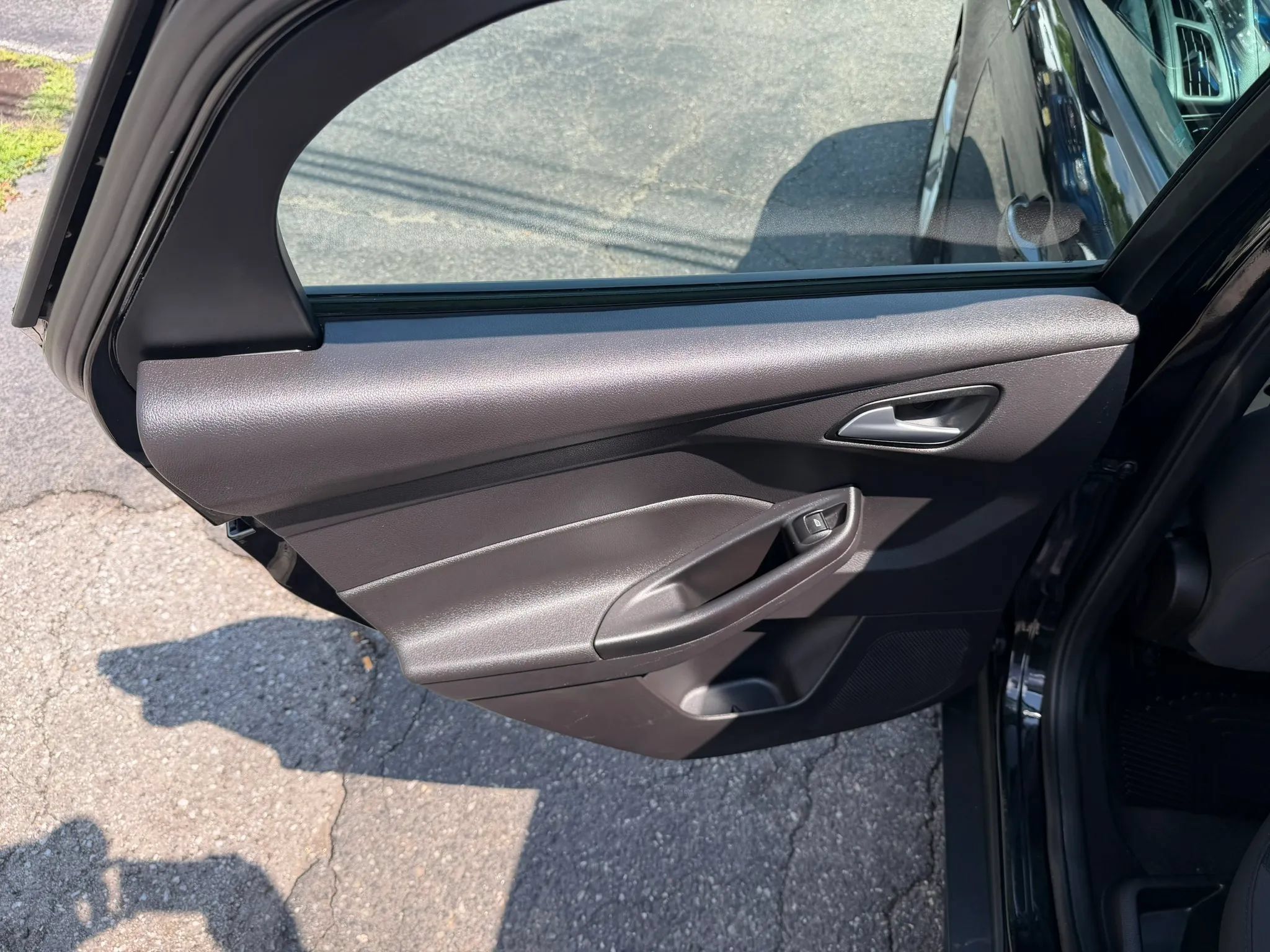 Used 2014 Ford Focus SE w/ SE Winter Package FWD image 32