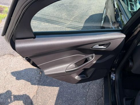 Used 2014 Ford Focus SE w/ SE Winter Package FWD image 32