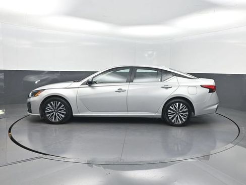 Used 2025 Nissan Altima 2.5 SV FWD image 3