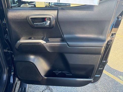 Used 2022 Toyota Tacoma TRD Off-Road image 14