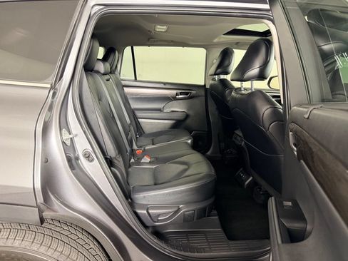 Used 2024 Toyota Highlander Limited FWD image 30