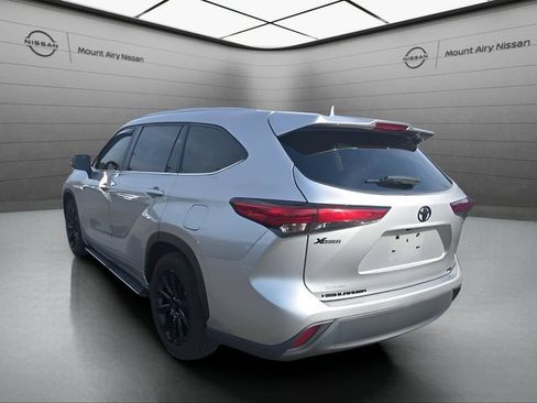 Used 2023 Toyota Highlander XLE FWD image 6