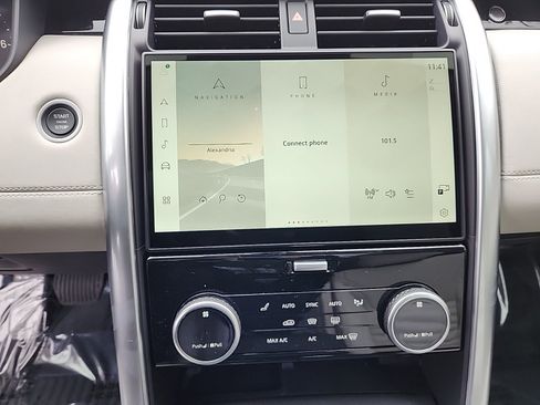 Used 2025 Land Rover Discovery S image 17