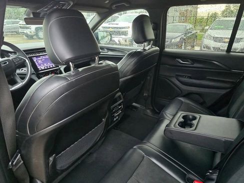 Used 2025 Jeep Grand Cherokee Altitude AWD/4WD image 19