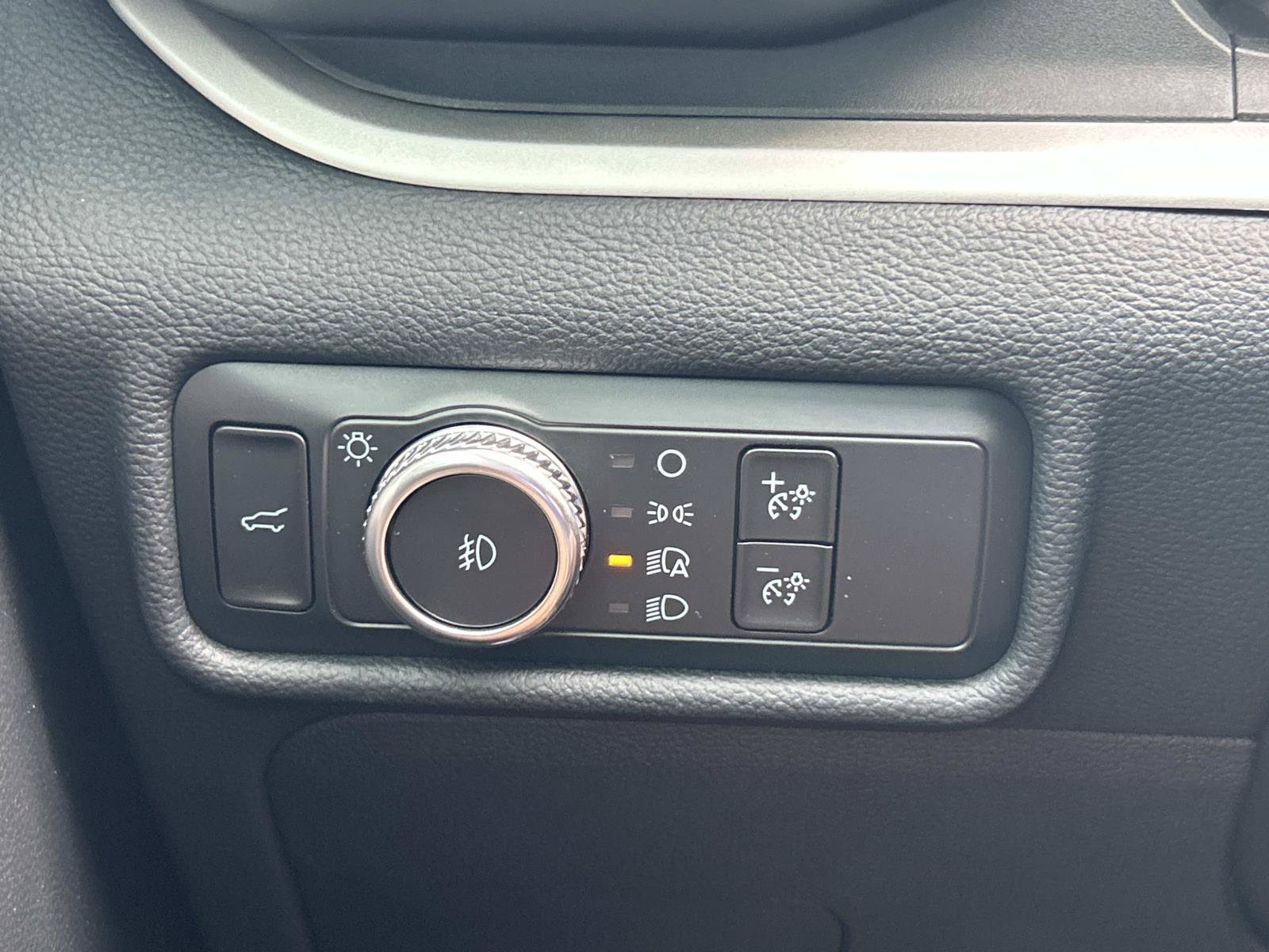 Used 2020 Ford Explorer XLT w/ Equipment Group 202A RWD image 38