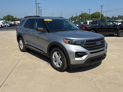 Used 2023 Ford Explorer XLT image 8