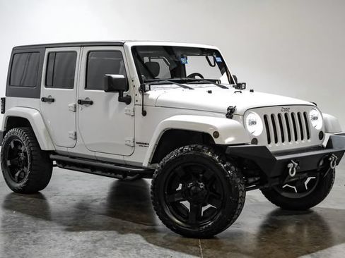 Used 2014 Jeep Wrangler Unlimited Sahara w/ Connectivity Group AWD/4WD image 7